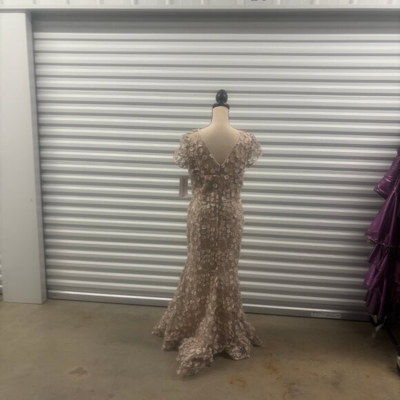 ✨ Xscape 14P Petite Nude 3D Floral Appliqué Evening Gown ✨ - Picture 6 of 8